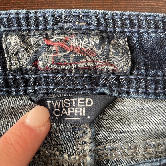 SILVER JEANS TWISTED CAPRI DISTRESSED WOMEN'S SIZE 26 See Pics For Measurements - Picture 7 of 14